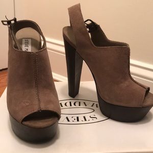Steve Madden brown / tan suede peep toe shoe. New